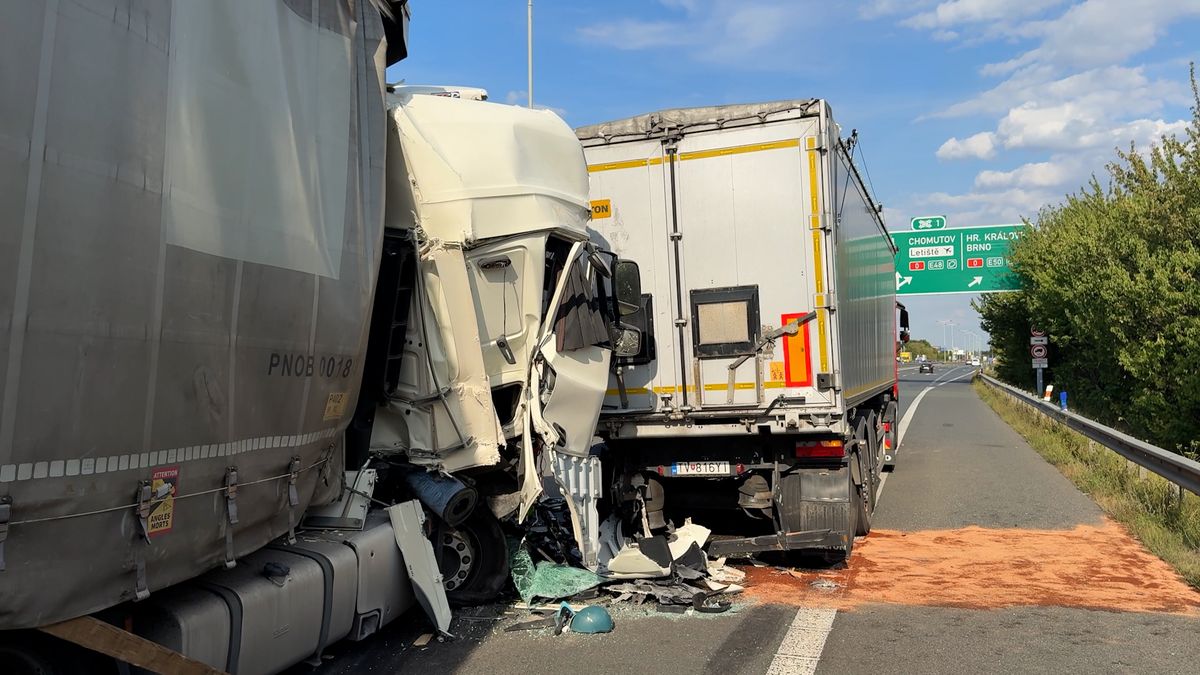 Dálnici D5 zablokovala nehoda dvou kamionů